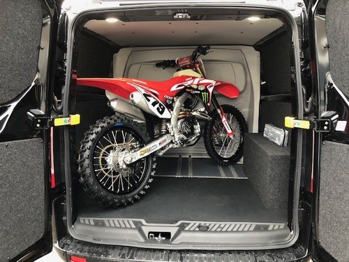 Moto chargée à l'arrière d'un fourgon