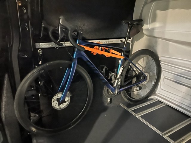 VTT chargé à l'arrière d'un fourgon aménagé