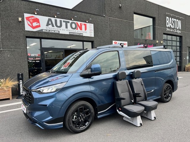 Ford Transit Custom Trail bleu de face avec sièges déposés