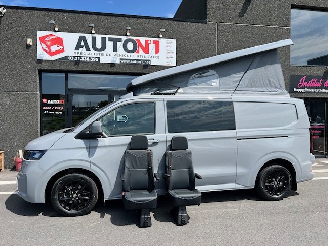 Deux fourgons aménagés devant le showroom