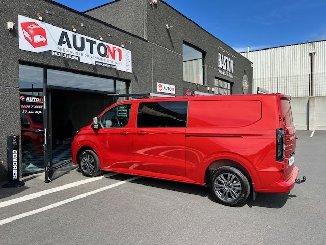 Transit Custom rouge vu de l'arrière
