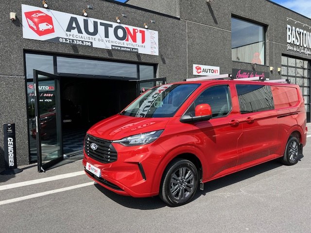 Ford Transit Custom rouge Artisan devant le showroom AUTO N°1
