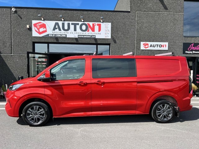 Ford Transit Custom rouge de profil